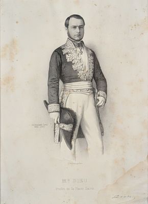 portrait d'un homme en uniforme militaire tenant un chapeau et une canne