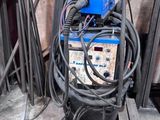 une image d'une machine à souder dans un garage