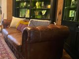 un salon équipé d'un canapé, d'un fauteuil et d'une bibliothèque