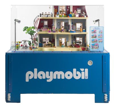 une vitrine Playmobil bleue contenant une maison de poupées