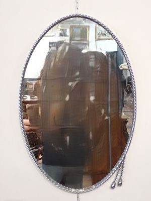 un miroir accroché au mur, avec une corde autour
