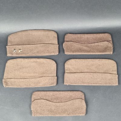 quatre morceaux de tissu beige ornés d'une étoile