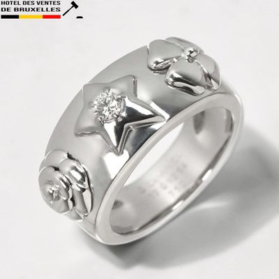 une bague en argent ornée de cœurs et d'étoiles