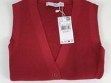 un gros plan d'un gilet rouge sur fond blanc