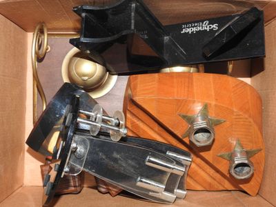 une boîte remplie d'objets assortis qui s'y trouvent