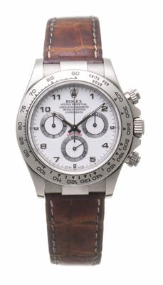 gros plan d'une montre sur fond blanc avec un bracelet marron