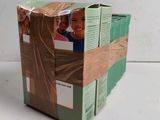 une boîte en carton sur laquelle figure l'image de deux enfants