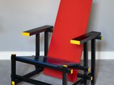 une image représentant une chaise rouge et noire dans une pièce