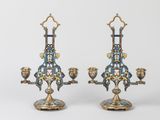 paire de chandeliers anciens en laiton et émail, ornés de motifs floraux