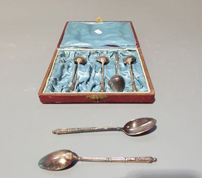une boîte contenant des cuillères, posée sur une table