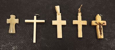 lot de quatre croix en os? et une en marbre?