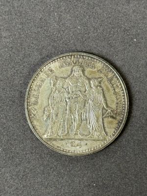 gros plan d'une pièce de monnaie sur une surface noire