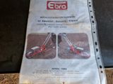 un sac de terre posé par terre à côté de deux trottinettes