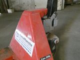 un chariot élévateur avec un panneau dans un entrepôt