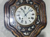une horloge accrochée au mur de la pièce