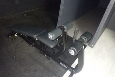 une chaise noire avec une assise noire, une chaise noire avec une assise noire, une chaise noire avec une assise noire et une chaise noire avec une assise noire