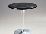 une image représentant une table noire aux pieds transparents et au plateau noir