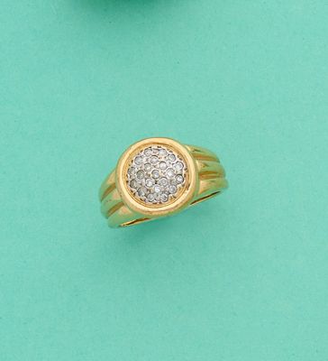 deux bagues en or et une bague en diamant sur un fond turquoise