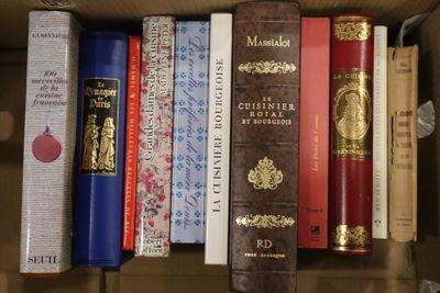 plusieurs livres qui se trouvent ensemble dans une boîte