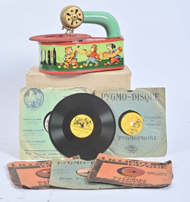 un vieux disque posé sur une boîte, à côté d'autres vieux disques