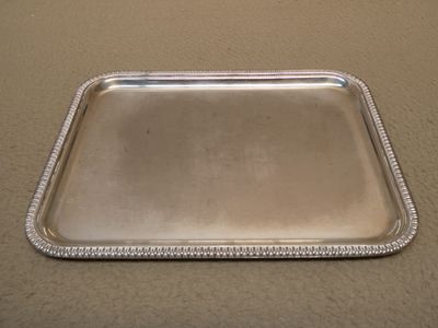 plateau rectangulaire en argent plaqué, avec un bord festonné