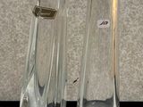 deux vases en verre posés sur une table l'un à côté de l'autre