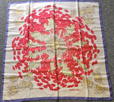 un foulard carré rouge et blanc orné de fleurs rouges