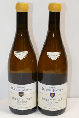 deux bouteilles de vin posées sur une table l'une à côté de l'autre