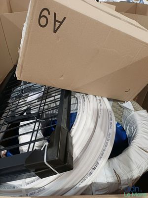 une boîte avec un tas de fils à l'intérieur