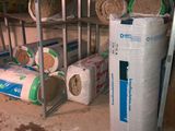 plusieurs rouleaux de papier toilette posés sur une étagère dans une pièce