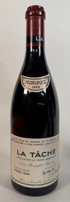 une bouteille de vin à côté d'un verre de vin
