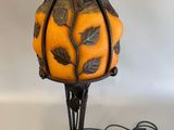 l'image d'une lampe posée sur une table