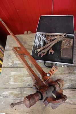 une boîte à outils posée sur une table à côté d'une paire de clés