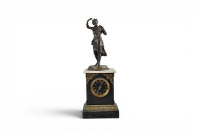 une statue représentant une femme tenant une horloge, posée sur un socle