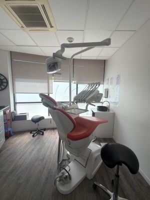 un fauteuil de dentiste dans un coin de la pièce