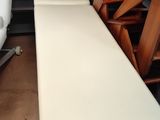 une table placée au milieu d'une pièce