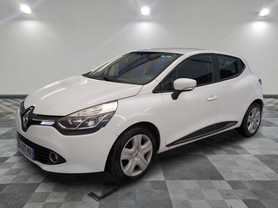 la voiture blanche est garée sur un carrelage à carreaux