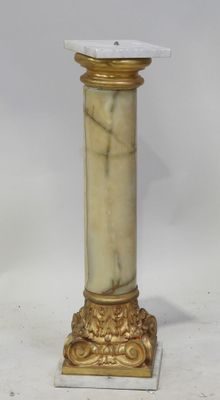 une image représentant un socle en marbre doré et blanc surmonté d'un plateau en marbre