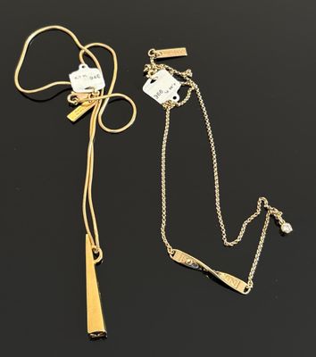 deux colliers en or et une chaîne avec un pendentif