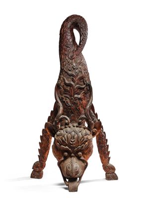 une image représentant une sculpture en bois d'un oiseau avec une fleur sur la tête
