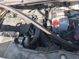 une photo d'un moteur de voiture avec le capot ouvert