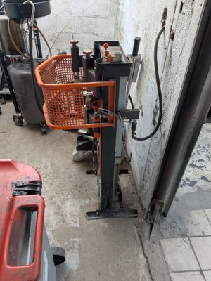 une borne d'incendie rouge placée à côté d'une autre borne d'incendie rouge sur le trottoir