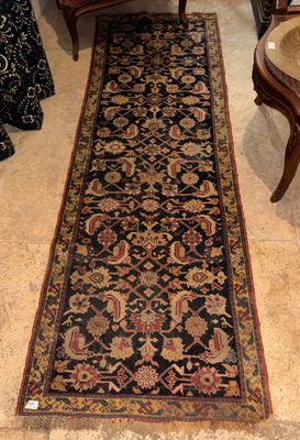 tapis sur le sol dans une pièce avec une chaise et une table