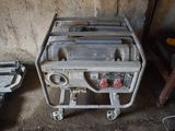 une petite machine qui se trouve dans le coin d'une pièce