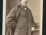 une vieille photo d'un homme en costume-cravate