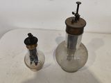 une petite bouteille en verre et une autre petite bouteille en verre posées sur une table