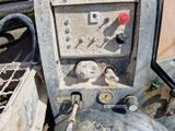 un gros plan d'une machine posée au sol