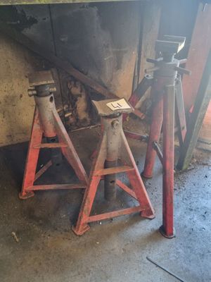 une paire de chandelles rouges dans un garage