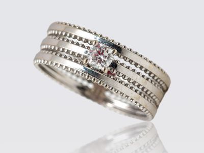 MAUBOUSSIN. Bague "Jamais plus solitaire" en or gris triple …