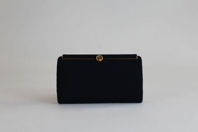 une pochette noire avec des finitions dorées